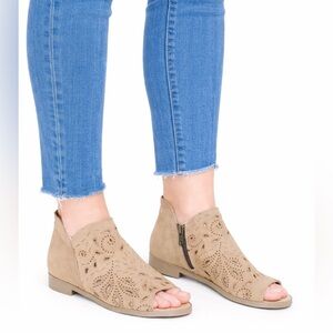 Coolway Womens Nelia Suede tan ankle open toe booties w/intricate cut-outs EU 37